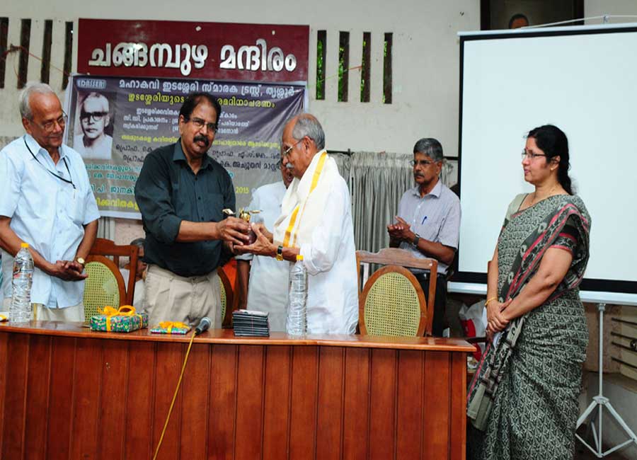 Honouring Dr S K Vasanthan, Photo from edasseri.org