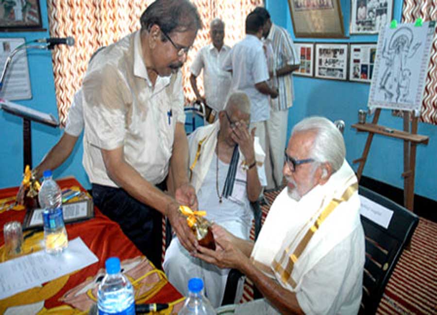 E Harikumar honouring Artist Namboothiri, Photo from edasseri.org