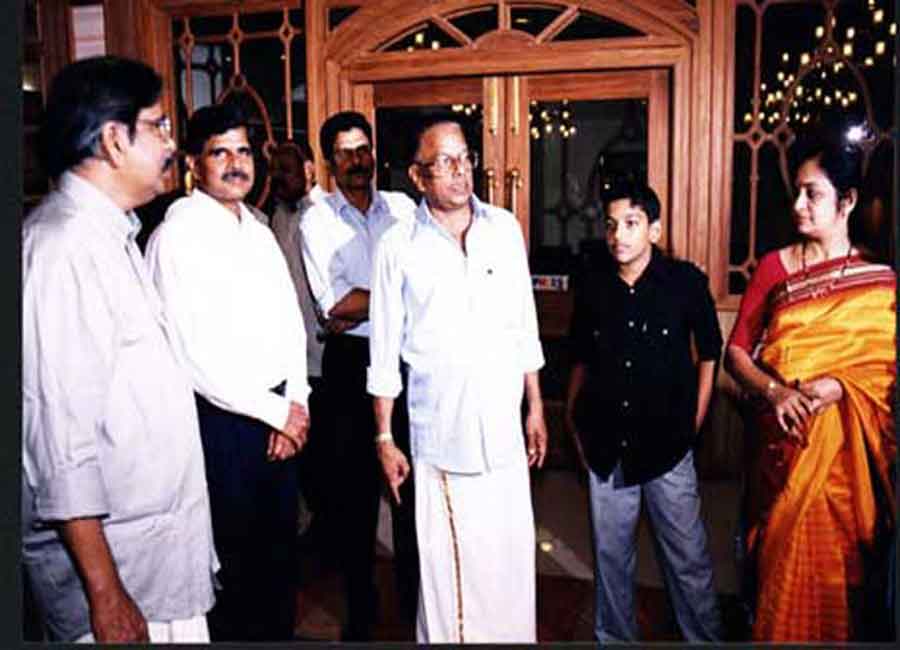 E Harikumar with Mangot Krishnakumar and family.On his left are two brothers of Harikumar.