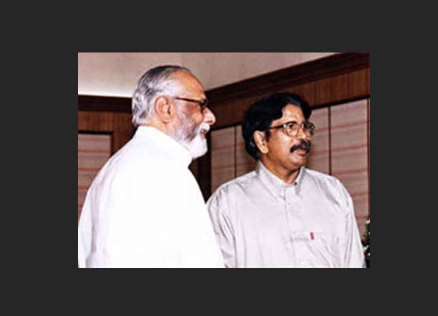 E Harikumar with  S. Jayachandran Nair, editor of Samakalika Malayalam