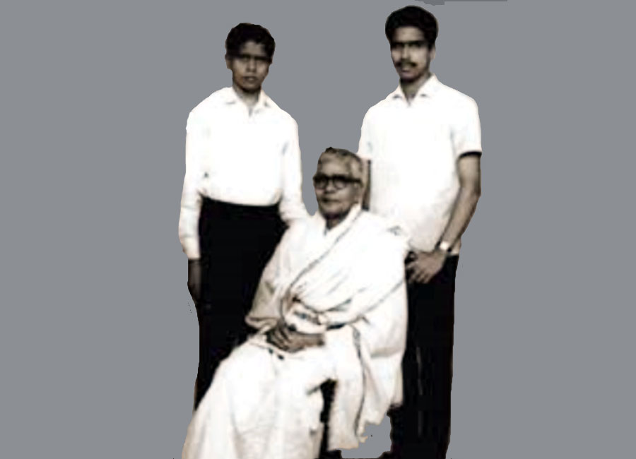 Harikumar , elder brother Satish Narayanan with father Edasseri Govindan Nair. Snap taken during the Calcutta visit of Edasseri.